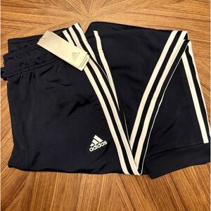 Adidas slim fit size L, joggers
